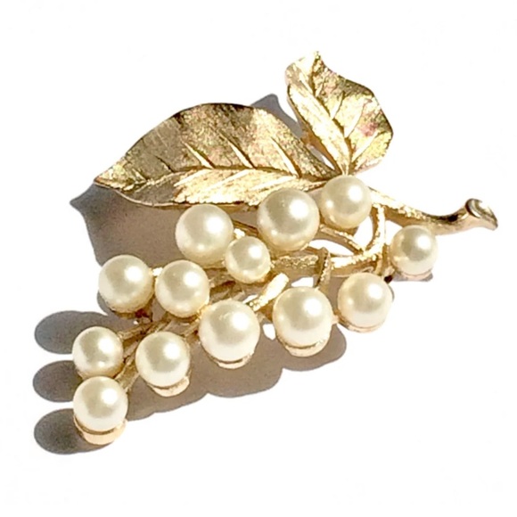 Vintage Designer Crown Trafari Susan Caplan Gold Faux Pearl Grape Brooch - Picture 5 of 12